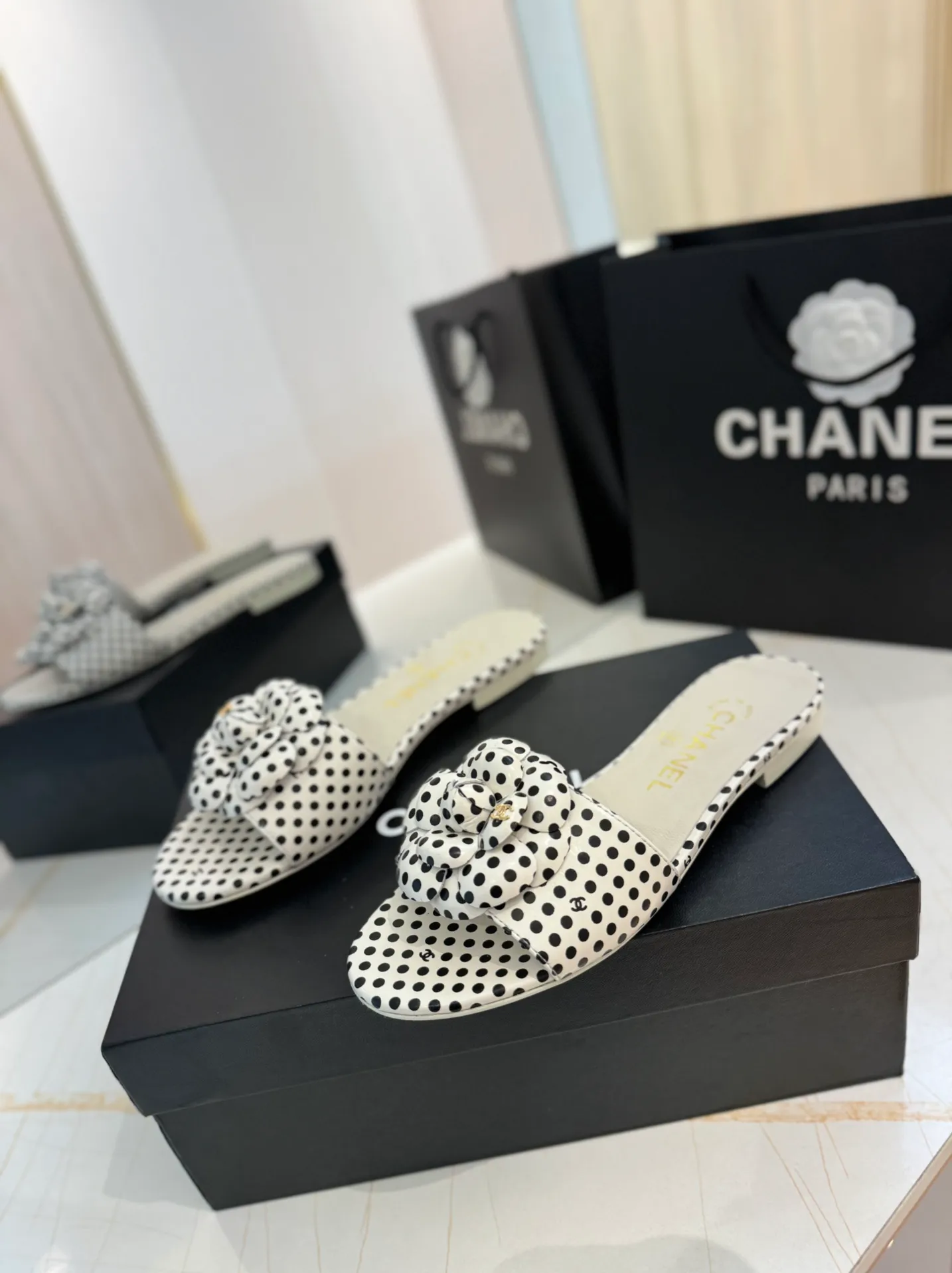 👟👟Ex-factory price 520👟👟 Purchasing agent Chanel 24C new spring and summer camellia hollow slippers series This season’s camellia series is really beautiful, with the usual elegant ladylike temperament of Grandma Xiang’s family, full of high-end sense! It’s very nice on the feet~ Whether worn barefoot or paired with skirts or trousers, it’s very versatile! Incomparably beautiful! Specially made of imported lambskin for the upper, mixed sheepskin for the lining, Italian grade A genuine leather outsole Size: #35-39 (40/41 customized)
